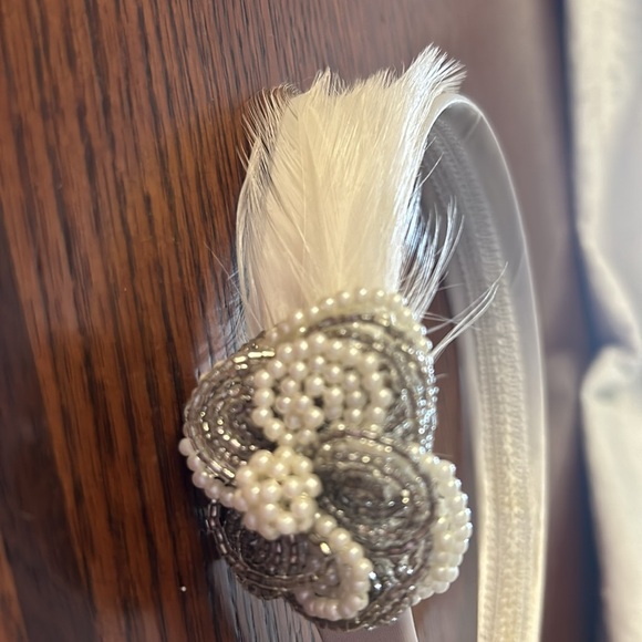 White headband with beaded art deco designen and featherhers - Picture 6 of 6